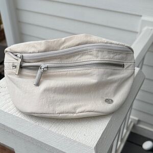 NWT City Lululemon Adventure Bag Cream Waist Bag with Silver Accents